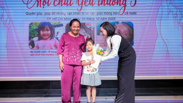 Hình ảnh trao giải Một chút yêu thương 3