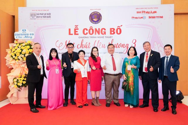 Lãnh đạo Thế Giới Bảo Hiểm Online đồng hành cùng "Một Chút Yêu Thương 3" 1 Phó Ban ATGT tỉnh Cà Mau chụp ảnh lưu niệm cùng Ban Tổ chức Chương trình